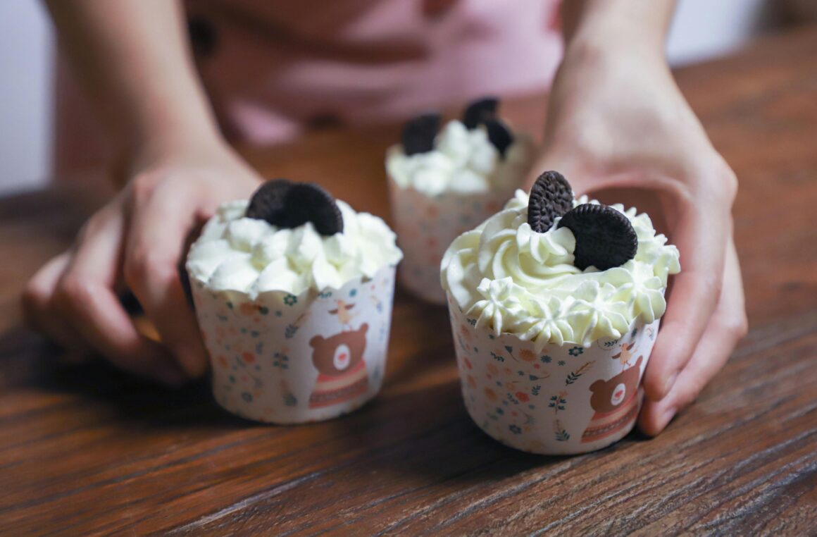 Kinds decorating cupcakes